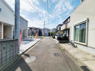 すっきりとした前面道路が広がり周囲には落ち着いた住宅が並んでいます。車の出し入れもしやすい環境です。日当たりも良好な印象です。電線や道路設備も整っています。