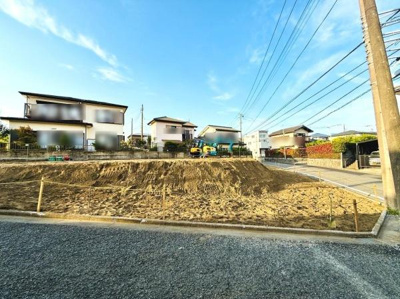 現地はすっきりとした区画で周囲には落ち着いた住宅が並んでいます。