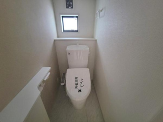 明るい窓のあるトイレで自然光がしっかり入ります。シンプルな内装でお手入れもしやすい空間です。換気設備も設けられており快適にご利用いただけます。ペーパーホルダーの位置も使いやすい設計です。