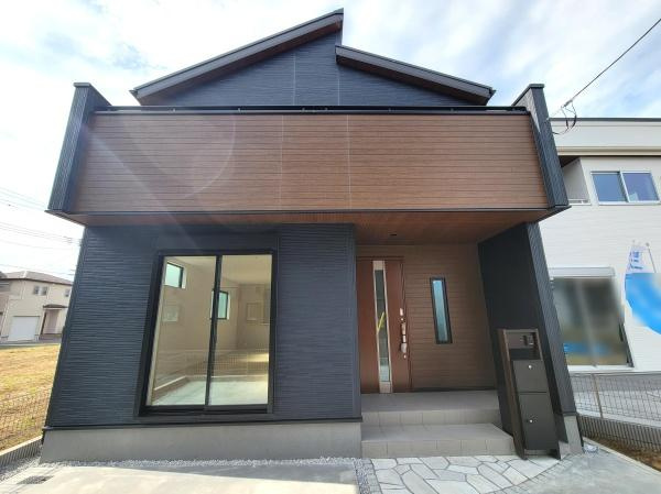 モダンな外観が印象的な住宅です。ブラックと木目調のデザインが調和し洗練された雰囲気があります。大きな窓から明るい光が差し込み玄関周りもスッキリとした印象です。バルコニーも広々としています。