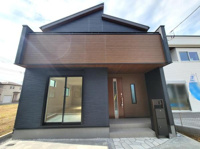 モダンな外観が印象的な住宅です。ブラックと木目調のデザインが調和し洗練された雰囲気があります。大きな窓から明るい光が差し込み玄関周りもスッキリとした印象です。バルコニーも広々としています。
