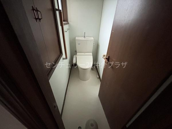 窓付きで換気がしやすいトイレです。ナチュラルな光が入ることで明るさを感じられます。シンプルな内装で落ち着いた空間です。ペーパーホルダーも設置されています。手洗い付きで使い勝手も良好です。