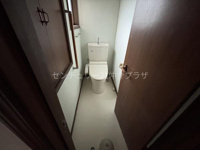 窓付きで換気がしやすいトイレです。ナチュラルな光が入ることで明るさを感じられます。シンプルな内装で落ち着いた空間です。ペーパーホルダーも設置されています。手洗い付きで使い勝手も良好です。