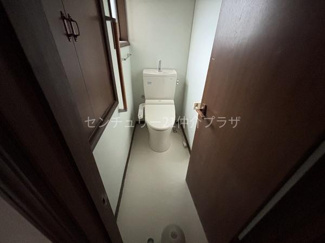 窓付きで換気がしやすいトイレです。ナチュラルな光が入ることで明るさを感じられます。シンプルな内装で落ち着いた空間です。ペーパーホルダーも設置されています。手洗い付きで使い勝手も良好です。