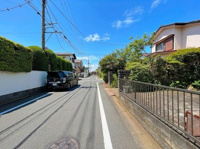 車の通行にゆとりのある前面道路となっております。周囲は住宅が立ち並び落ち着いた雰囲気が特徴です。現地は清潔感があり日当たりの良さも感じられる場所です。道