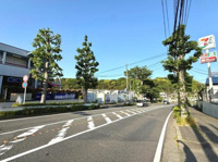 広々とした前面道路で車の出入りがしやすい環境です。道路沿いには緑も多く周辺が整然としています。車道と歩道が分かれているので安全性にも配慮されています。コンビニが近くにあり利便性があります。