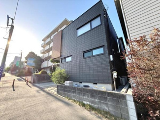 スタイリッシュな外観が目を引く建物です。シンプルで洗練されたデザインが特徴的です。周囲との調和を意識した黒の外壁が個性を演出しています。道路に面した開放的な立地です。