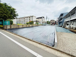 敷地は前面道路に面しており車の出入りがしやすい環境です。平坦な土地で使い勝手の良い形状です。前面道路は幅もしっかり確保されています。