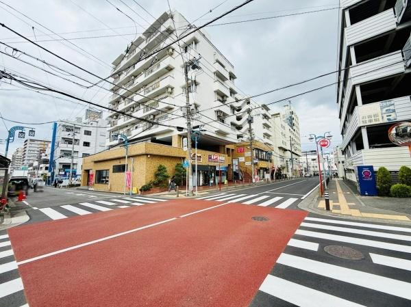 周辺には利便性の高い施設が揃っており日常生活に便利な環境です。広い歩道と分かりやすい交差点が特徴的です。道幅が広めで歩行者に配慮された街並みです。