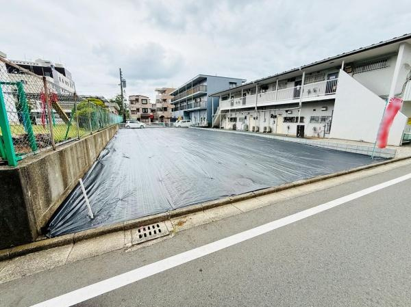 現地は道路に面しておりアクセスが便利です。前面道路は幅員が確保されており車の出入りもスムーズに行えます。敷地は整地されていて管理もしやすい状態です。