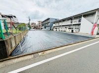 現地は道路に面しておりアクセスが便利です。前面道路は幅員が確保されており車の出入りもスムーズに行えます。敷地は整地されていて管理もしやすい状態です。