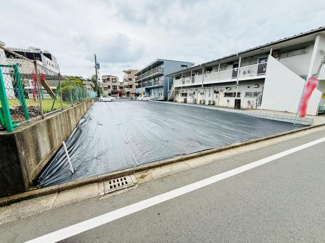 現地は道路に面しておりアクセスが便利です。前面道路は幅員が確保されており車の出入りもスムーズに行えます。敷地は整地されていて管理もしやすい状態です。