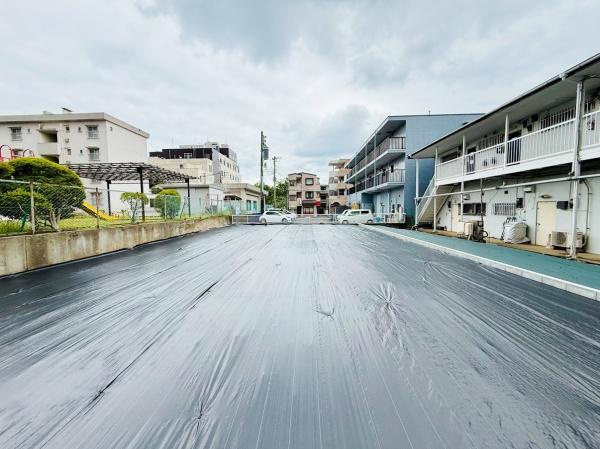 周囲には住宅やアパートがあり落ち着いた雰囲気が感じられます。現地土地写真では広々としたスペースが確認できます。敷地が整えられていて用途の幅も広がります。