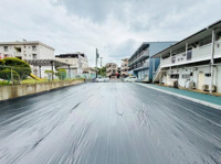周囲には住宅やアパートがあり落ち着いた雰囲気が感じられます。現地土地写真では広々としたスペースが確認できます。敷地が整えられていて用途の幅も広がります。