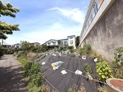 開放感のある現地土地写真です。道路に面しておりアクセスが便利な場所となっています。