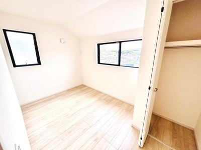 二面採光で室内が明るく風通しにも配慮された洋室です。シンプルなデザインで家具の配置がしやすい空間です。クローゼットも備え付けられており収納スペースが確保されています。