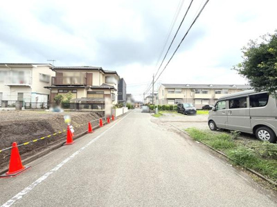 現地周辺は広々とした道路が確保されており車の出入りも安心して行えます。住宅街の一角で落ち着いた雰囲気を感じられます。車両の駐車スペースも確認でき道路沿いの整備も丁寧です。