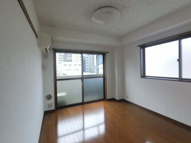 ４階の角部屋に空きがでました。