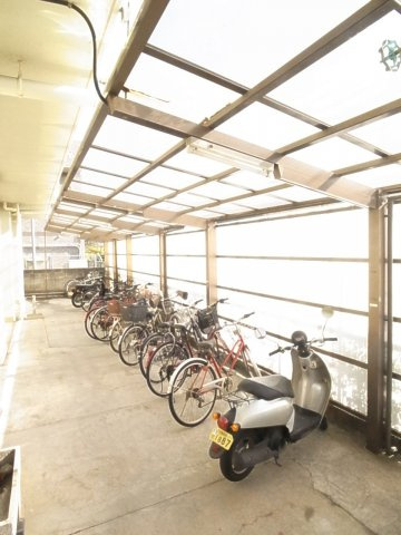 駐輪場は、屋根付きで自転車・原付バイクOKです