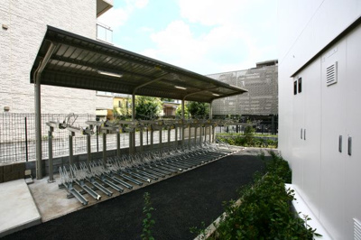 屋根付き専用駐輪場。