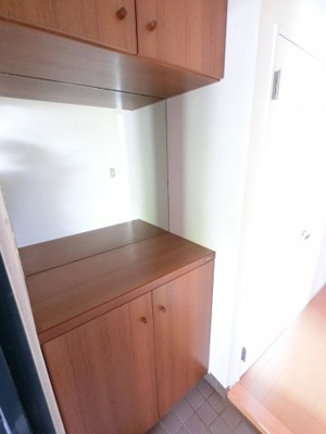 玄関収納には大きめの鏡が付いており便利です。