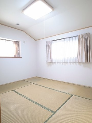2階の和室はご家族の急なお泊りにも対応できそうです。