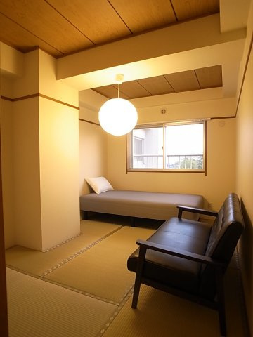 落ち着きある和室。土壁からクロスに張替え、明るくモダンなお部屋になっています。