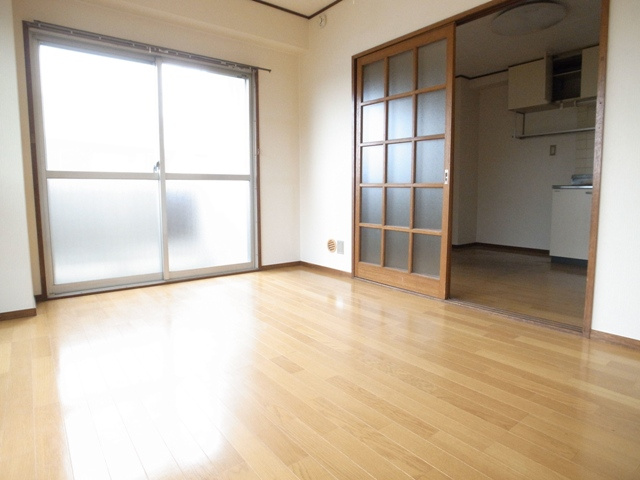 広々とした洋室でレイアウトのしやすいお部屋です。