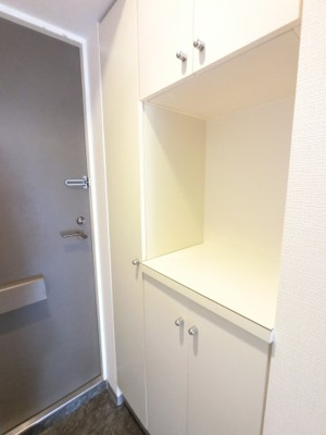 廊下にも収納がございます。