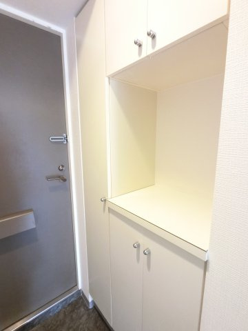 廊下にも収納がございます。