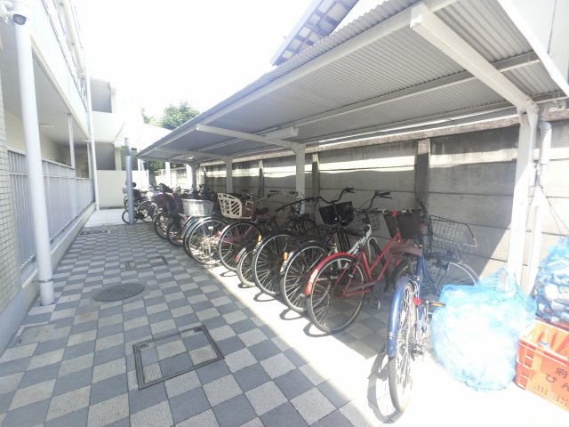 屋根付きの駐輪場です。