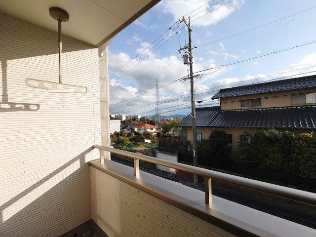 屋根がしっかりと掛かったバルコニー