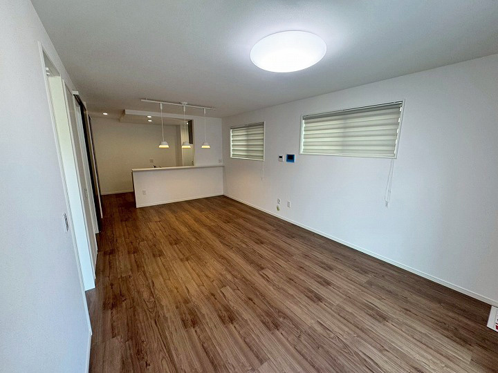 リビング階段にはスライドドアを設置し夏は冷房、冬は暖房の熱効率を高めます。