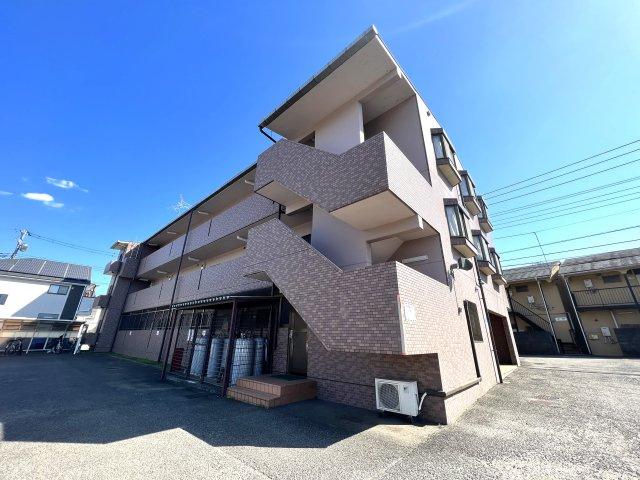 全戸南向きに面する日当たりの良い３階建てのマンションです。