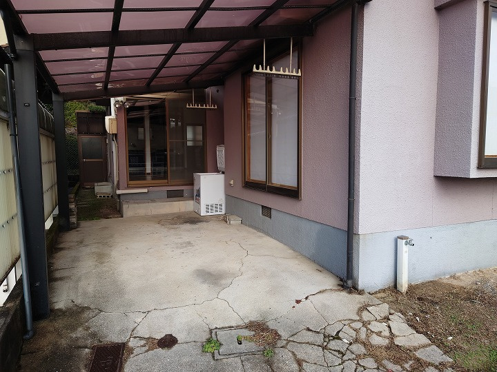 カーポート付きの駐車場。物干しも可能です。