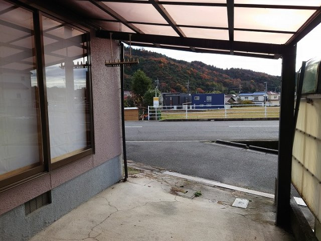 駐車場側から前面道路を望むと徒歩1分のバス停も見えます。