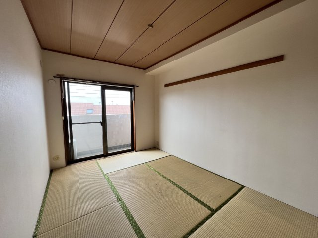 和室　南向きのため日当たり良好です。ゆったりとした時間をお過ごしいただけます。
※原状回復中のため、同タイプの室内写真になります。