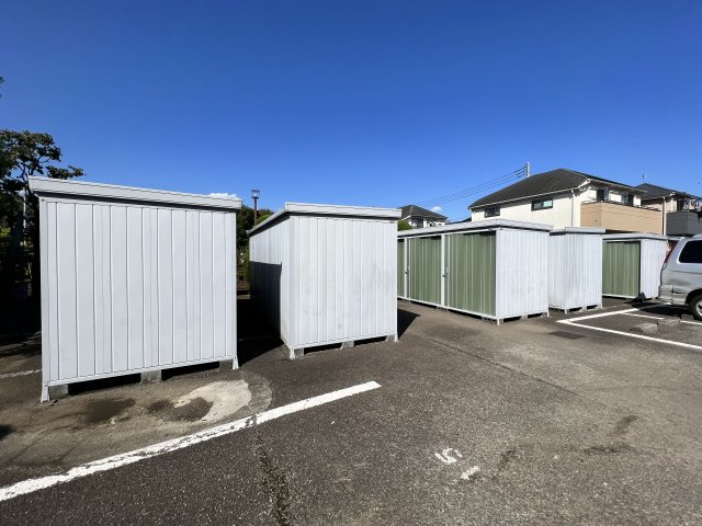 各住戸無料で倉庫をお貸しいたします。ベビーカーやタイヤなどの保管も可能です♪