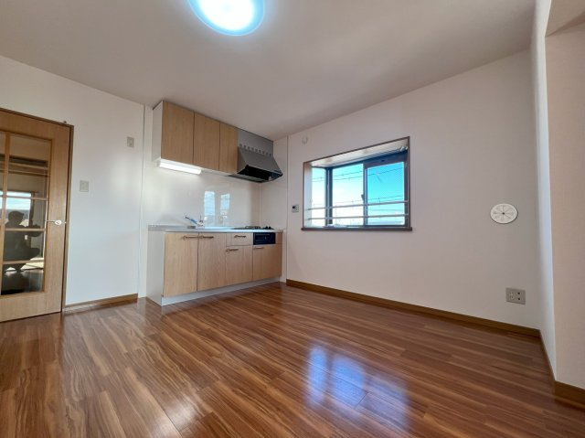 リビング　角部屋であり、出窓もあるため日当たり良好です。
※原状回復中のため、同タイプの室内写真になります。