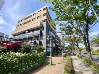 緑豊かな街路樹が並ぶ通りに立地しており心地よい雰囲気が漂います。開放的な空間を感じさせる外観が魅力的です。洗練されたデザインが際立つ建物は多目的に活用可能です。