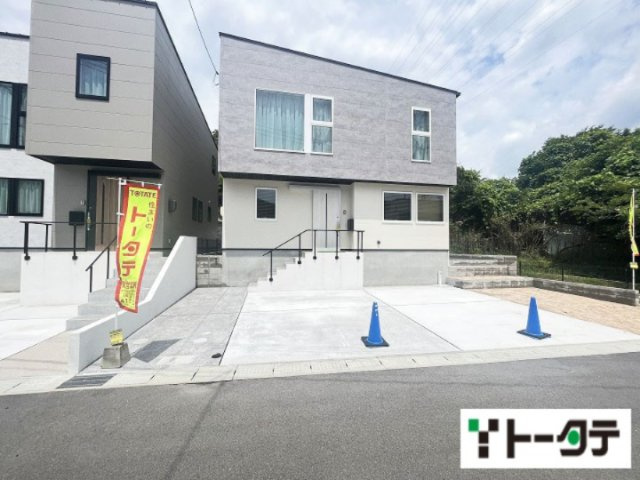 フラットで出し入れしやすい駐車場。前面道路との高低差を活かした、開放感のある配置です。