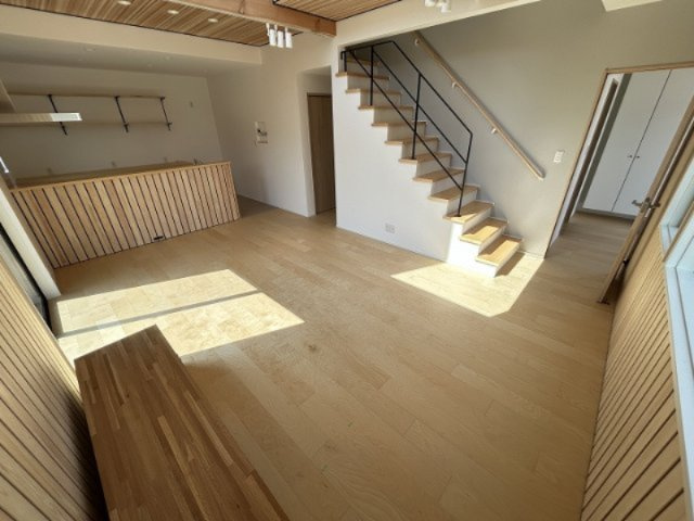 木の温もりを感じるデザイン。階段に沿って吹き抜けになっており光が差し込み開放的な空間です。