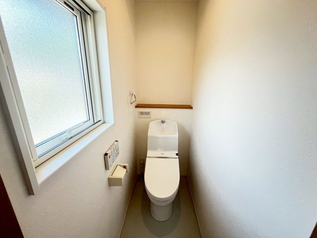 空間に余裕のある圧迫感のないトイレには快適な温水洗浄便座がついております。