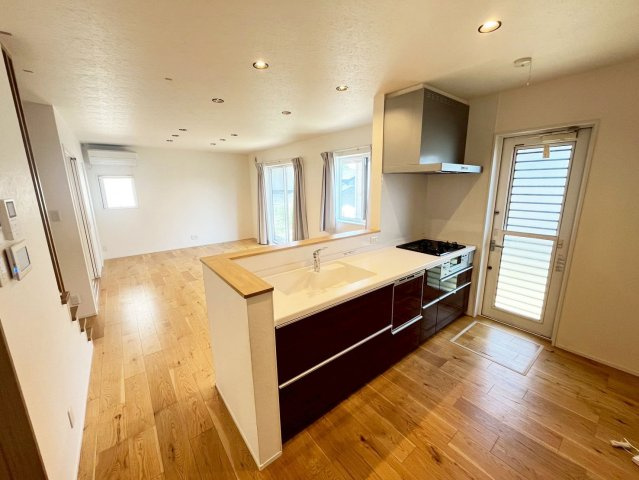 毎日使うキッチンだからこそ、収納たっぷりの使い勝手の良いシステムキッチンは必須です。