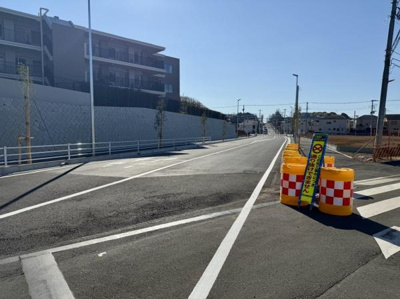六会小学校前の道路も開通して交通も便利になりました。周辺環境が整った前面道路は広々とした印象を与えます。