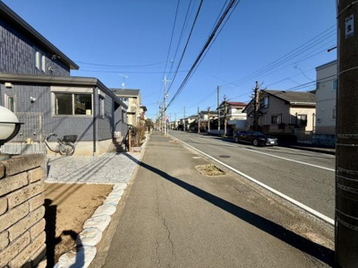 周辺環境が整った住宅街できれいに整備された道路が印象的です。ゆったりとした前面道路が移動に便利な立地を提供します。閑静なエリアで落ち着いた生活が期待できます。