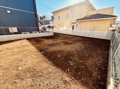 広々とした敷地が広がり建築プランも自由に考えられる環境が整っています。両側に住宅があり周囲との調和も考慮された土地です。家庭菜園やガーデニングなど多目的に活用できるスペースが魅力です。