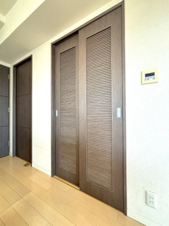 リビング収納には家族で使うもの、日用品や家電の収納など幅広くご活用できます。リビングに収納があることで、物が散らからずすっきりとした生活が可能です♪