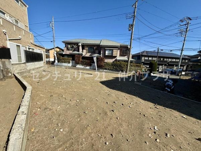 この広々とした土地は住宅用地として魅力的です。周囲には住宅が並び落ち着いたエリアに位置しています。日当たりも良く建築の可能性が広がります。