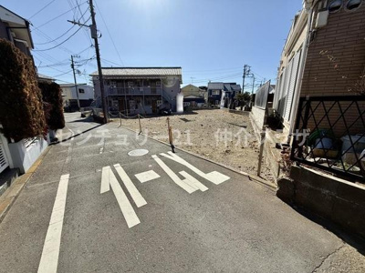 周囲には閑静な住宅街が広がり落ち着いた環境が魅力です。道路幅も十分で車の出入りがスムーズに行えます。建築条件なしのため自由に設計可能ですので理想の住まいを実現できます。